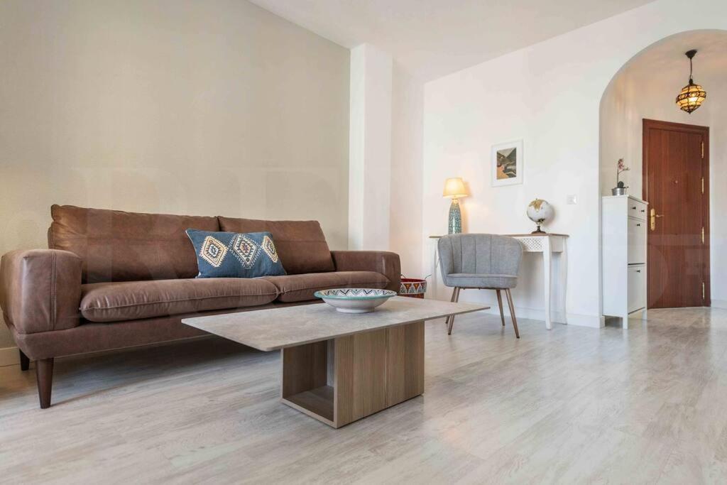 Spacious & Authentic Apartment By Rems Малага Экстерьер фото
