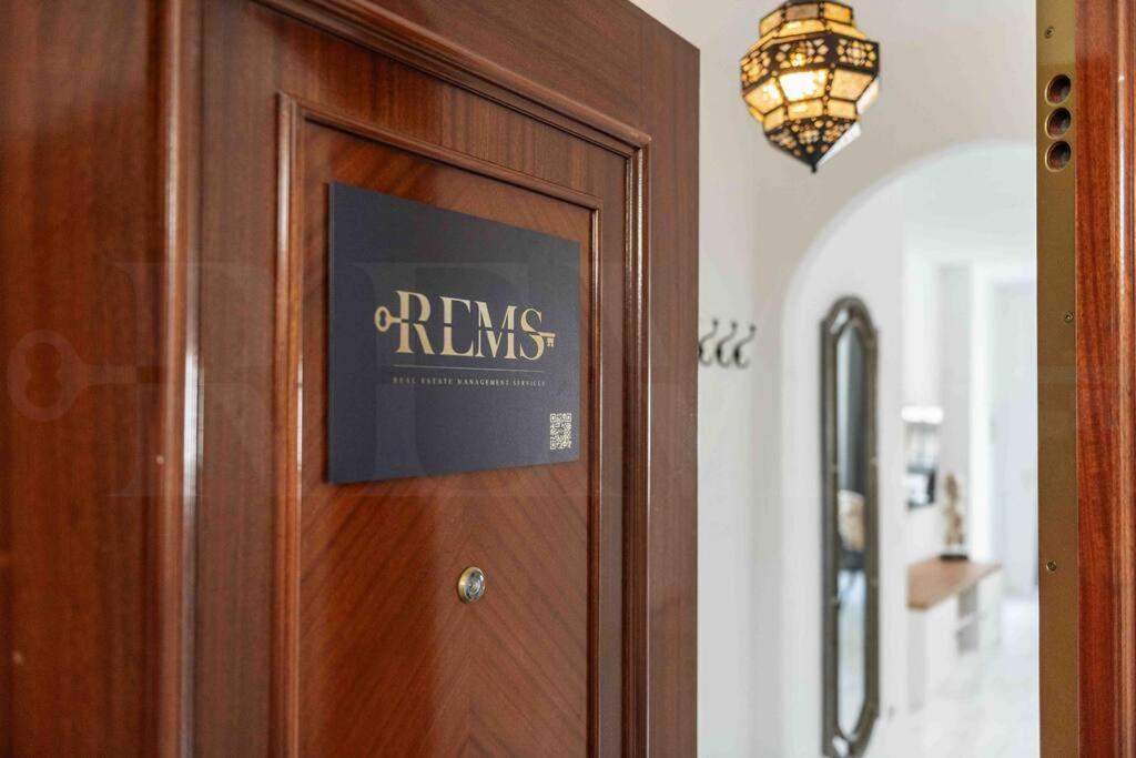 Spacious & Authentic Apartment By Rems Малага Экстерьер фото