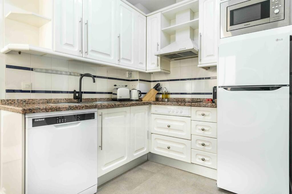 Spacious & Authentic Apartment By Rems Малага Экстерьер фото